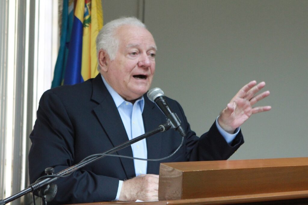 Eduardo Fernández recomienda eliminar la reelección presidencial