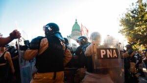 Policías se enfrentan con manifestantes durante una protesta contra el proyecto de la 'ley ómnibus' a las afueras del Congreso, hoy en Buenos Aires.