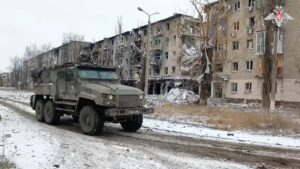 Un vehículo militar ruso patrulla por una calle de la ciudad de Avdiivka tras la retirada de las fuerzas ucranianas, en una captura de vídeo difundida este martes.