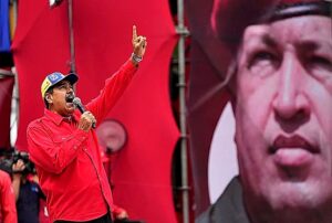 El Mundo: Maduro arranca su campaña abrazado a Chávez y de espaldas al país