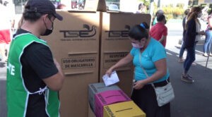 El Salvador acude a las urnas con Bukele en búsqueda de polémica reelección