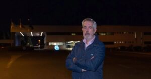 El aspirante de Vox a la Xunta de Galicia denuncia su "exclusión" del debate frente a las instalaciones de la TVG
