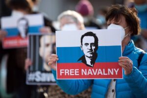 El equipo de Navalni denuncia el "asesinato" del opositor ruso y exige la entrega del cuerpo a su familia