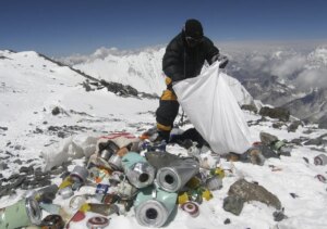 El grave problema de las heces en el Everest: "Es un bao gigante"
