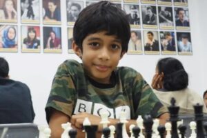 El niño prodigio de ocho años en Singapur que venció a un maestro en ajedrez clásico
