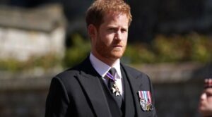 El príncipe Harry viaja a Inglaterra para reunirse con Carlos III