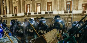 El segundo día de debate de la Ley Ómnibus acaba con tensiones dentro y fuera del Congreso argentino