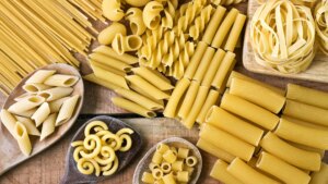 El truco para evitar que la pasta se pegue al cocerla, según un chef italiano
