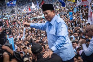 El turbio pasado de secuestros y torturas del ex general Prabowo, el "abuelo de TikTok" que ser el prximo presidente de Indonesia