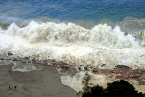 Embarcaciones hundidas y muelles con daños dejó mar de fondo en Cumaná