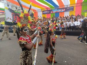 Entre música, color y alegría inició el desfile de Carnaval 2024