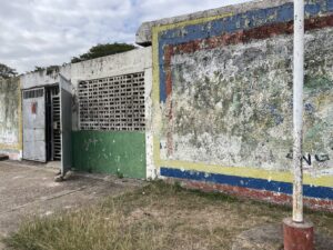 Escuela en San Félix permanece con techos destruidos y sin agua
