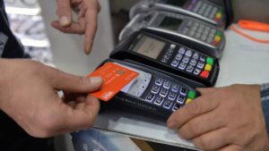 Estadounidenses se ven abrumados por deudas de tarjetas de crédito, alquileres y precios altos