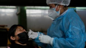 Estudiantes bolivianos retornan a clases con mascarilla para evitar contagios de COVID-19