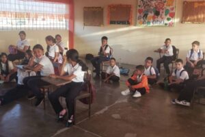 Estudiantes de una escuela reciben clases en el suelo por falta de pupitres en Maturín