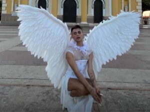 Excarcelaron al influencer que posó con alas de ángel en las afueras de una iglesia en Maracaibo
