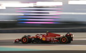 F1: Carlos Sainz lidera la segunda jornada y una alcantarilla trunca el programa de Fernando Alonso