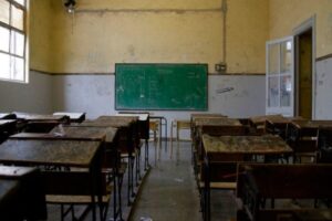 Falta de docentes y servicios aleja a los niños de las escuelas en Venezuela