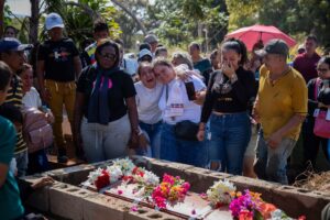 Familiares lloran a los muertos del derrumbe en la mina en BolÃ­var