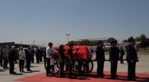 Féretro de Piñera llega a Santiago y es recibido con honores