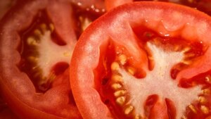Flan de tomate y otras recetas para disfrutar de este alimento de forma diferente