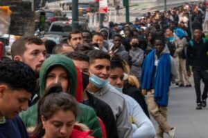 Gobernadora de Nueva York propuso plan para contratar a miles de migrantes y solicitantes de asilo que han llegado a la ciudad desde abril de 2022
