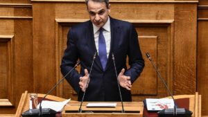 El Primer Ministro Kyriakos Mitsotakis pronuncia un discurso en el Parlamento griego sobre el proyecto de ley sobre matrimonio entre personas del mismo sexo y adopción por parejas del mismo sexo.