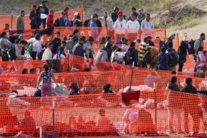 Grupos humanitarios denuncian 'acoso legal' y de paramilitares en frontera EE.UU.-México