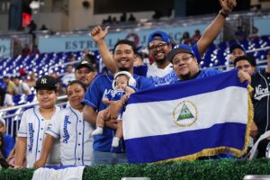 Guillén se compromete a ayudar a mejorar béisbol de Nicaragua