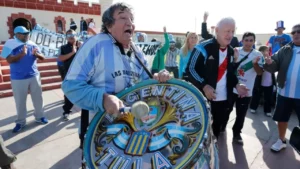 Hospitalizan en Buenos Aires a 'El Tula', legendario hincha de la selección argentina - AlbertoNews