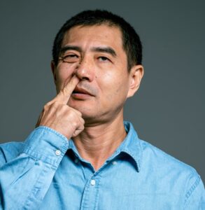 Hurgar la nariz puede aumentar la probabilidad de alzhéimer