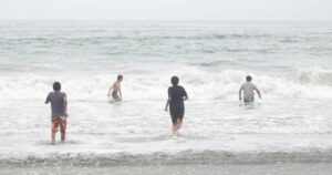 Joven de 17 años muere ahogada en playa Venecia de Villa El Salvador a poco de finalizar su paseo familiar