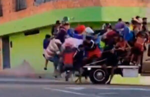 Jóvenes cayeron de un camión durante "guerra de Carnaval"