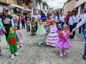Jóvenes participaron en desfile del carnaval escolar en Mérida