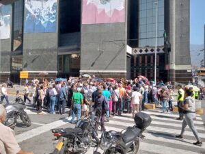 Jubilados de la antigua gobernación del Distrito Capital protestaron frente al Ministerio de Finanzas