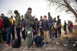 Juez de EEUU bloquea ley de Texas sobre detención de migrantes