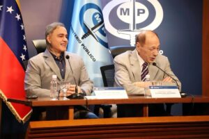 Jurista argentino Eugenio Zaffarroni junto a Tarek W. Saab dictan clase magistral en el MP