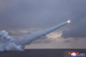 Kim Jong-un supervisó el test de un nuevo misil tierra-mar en último lanzamiento norcoreano - AlbertoNews