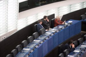 La Eurocámara apunta a los lazos de Puigdemont con Moscú y pide investigación interna y en España