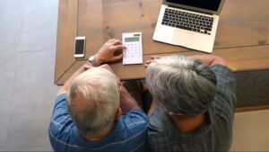 La Seguridad Social estudia mejoras en la pensión de los jubilados que también trabajan