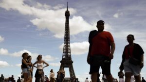 La Torre Eiffel, cerrada desde el lunes, reabrirá este domingo.