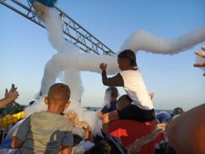 La Vereda del Lago se llenó de espuma en este lunes de Carnaval