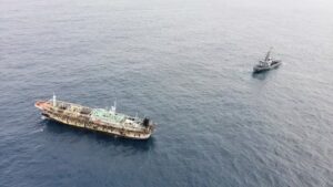La flota china en aguas sudamericanas está arrasando los bancos de peces e impacta en la economía regional - AlbertoNews