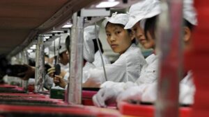 Trabajadoras en una cadena de montaje de una factoría de Foxconn en Longhua (sur de China).