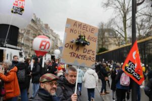 Un manifestante porta un cartel contra la ministra de Educación, Amélie Oudéa-Castéra, el pasado jueves en la manifestación de profesores en París.