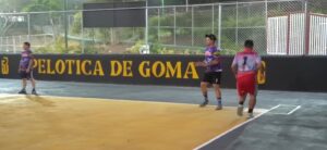 La "pelotica de goma", el deporte popular que busca recuperar aficionados (Video)