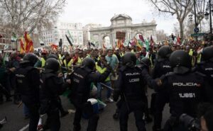 La policía actúa para contener a los agricultores que protestan en la Puerta de Alcalá