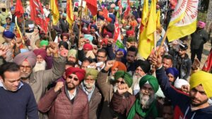 Agricultores indios protestan para reclamar un precio mínimo a sus productos, este martes en Amritsar, al norte de Nueva Deli.