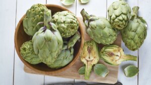 La receta para aprovechar las hojas de las alcachofas: una opción barata y con la que triunfar