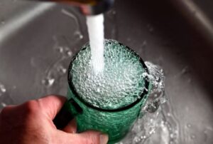 La solución casera para un agua del grifo sin microplásticos
